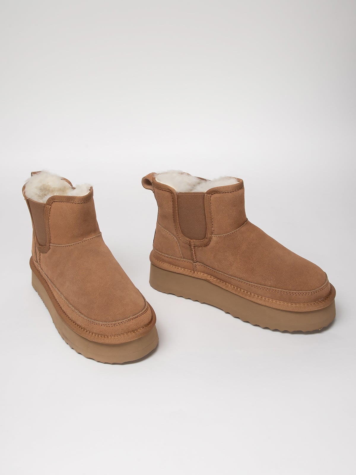 Women's leather boots with insulation
