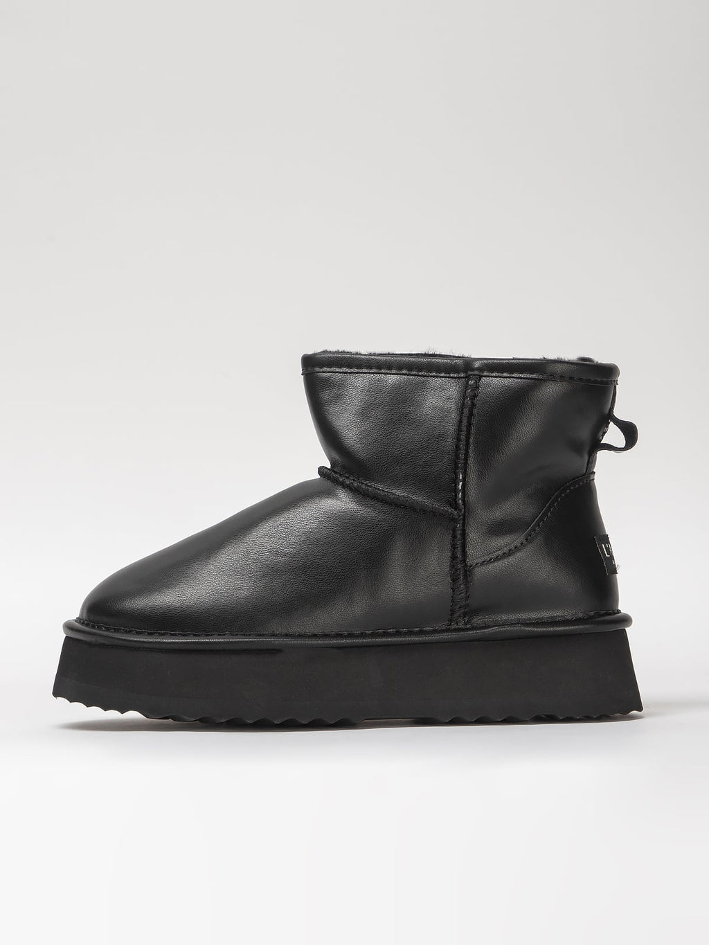 Women's leather boots with insulation