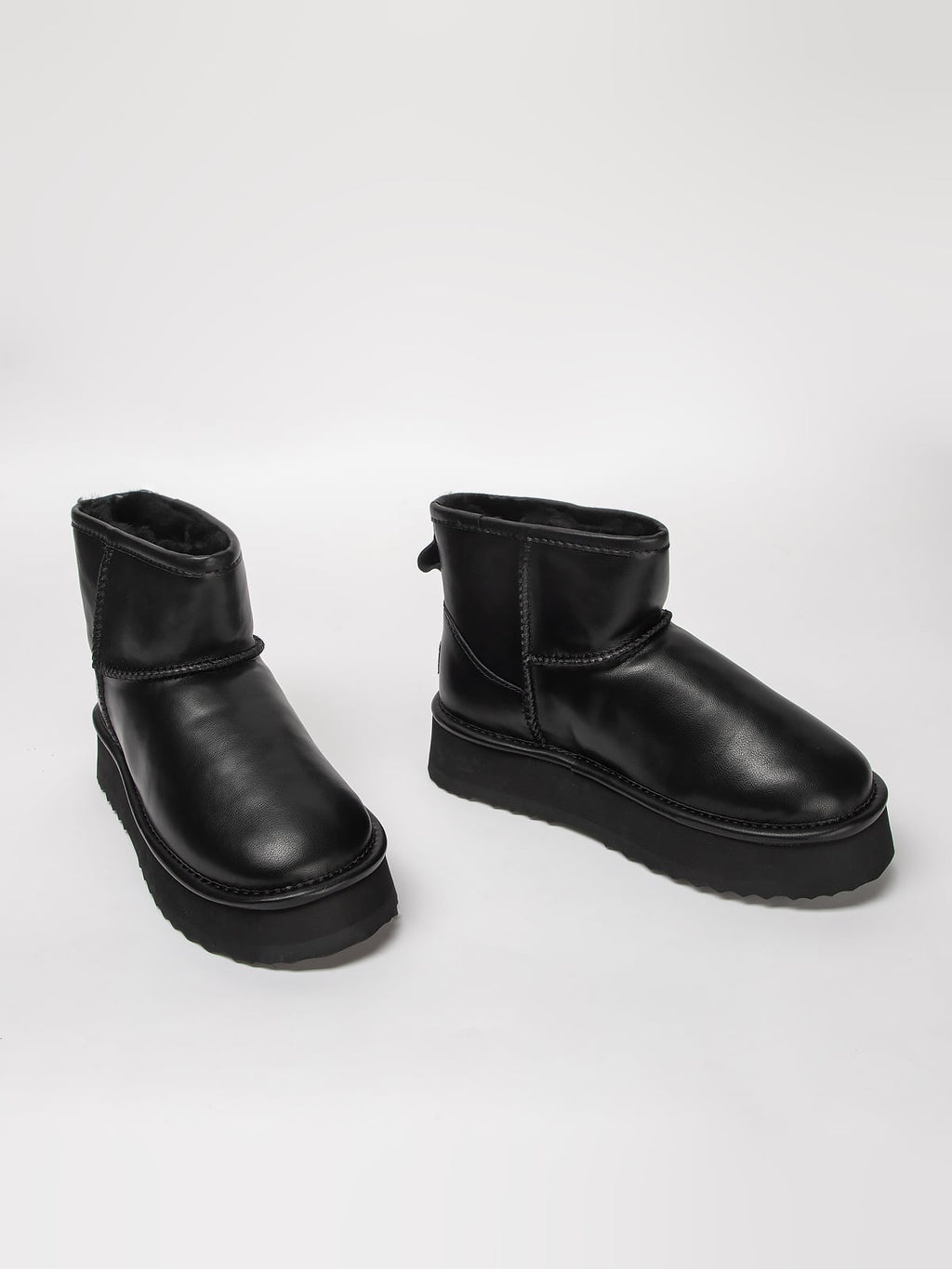 Women's leather boots with insulation