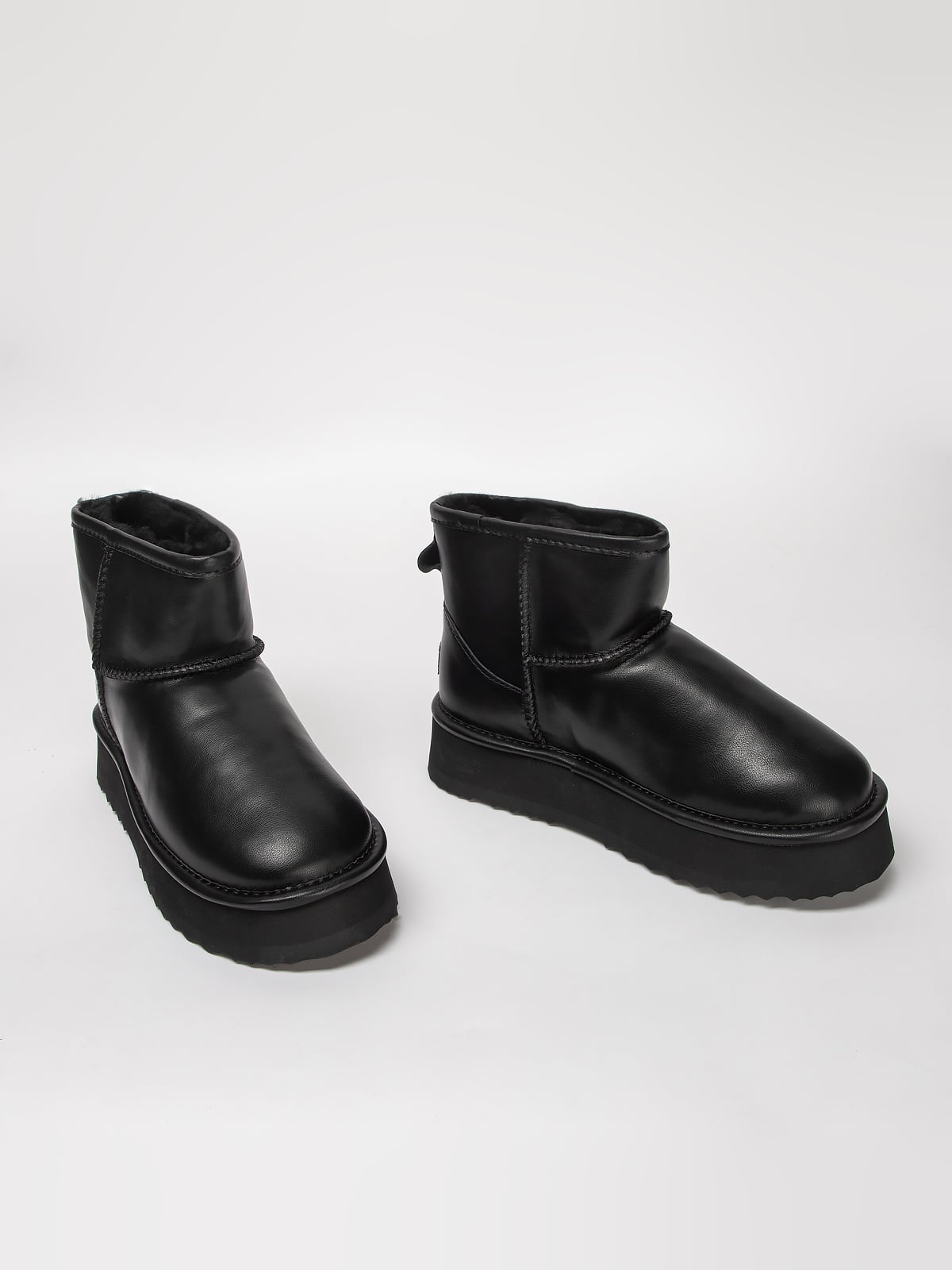 Women's leather boots with insulation